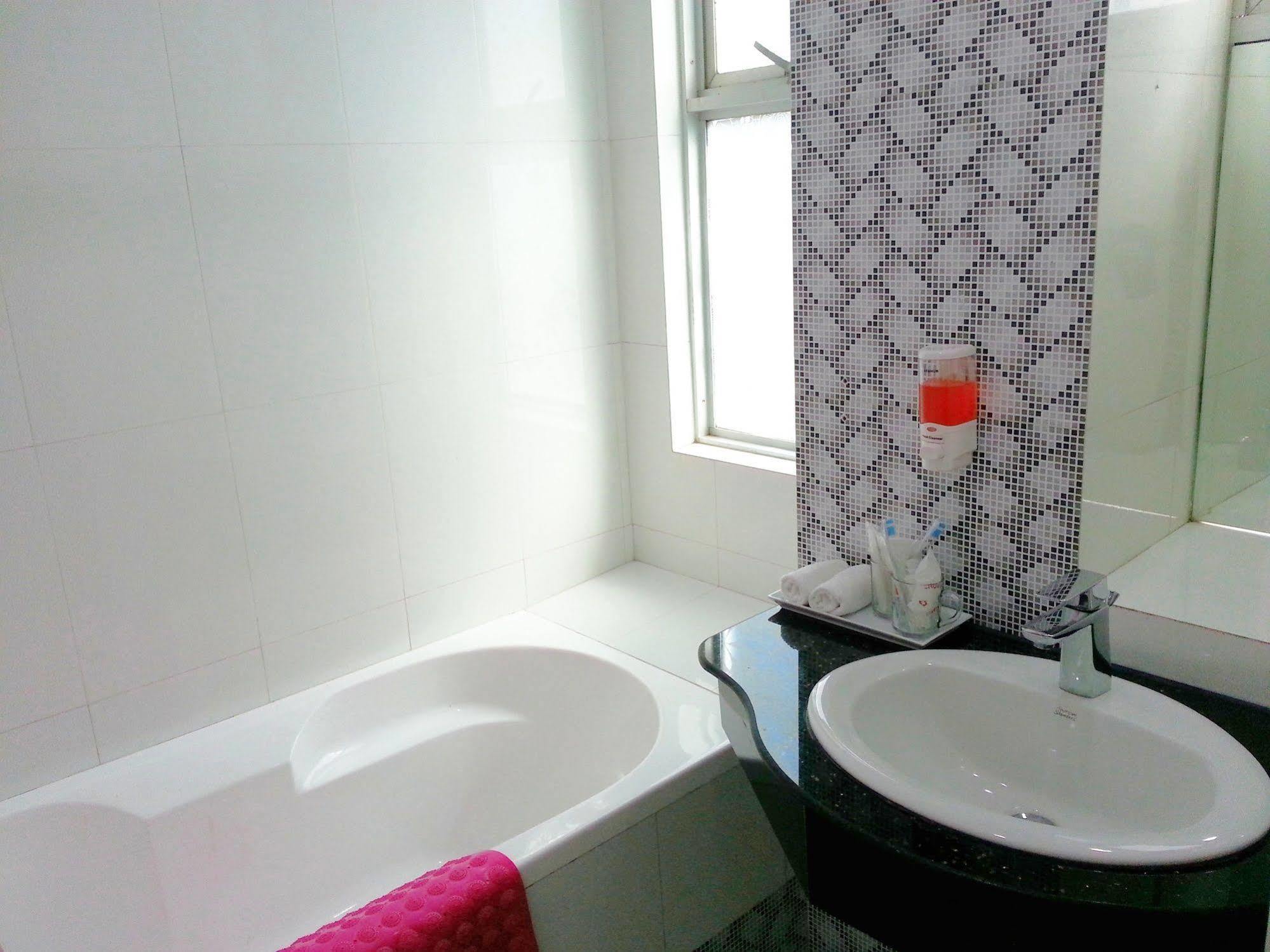 Grand Laurel Hotel Rangun Zewnętrze zdjęcie