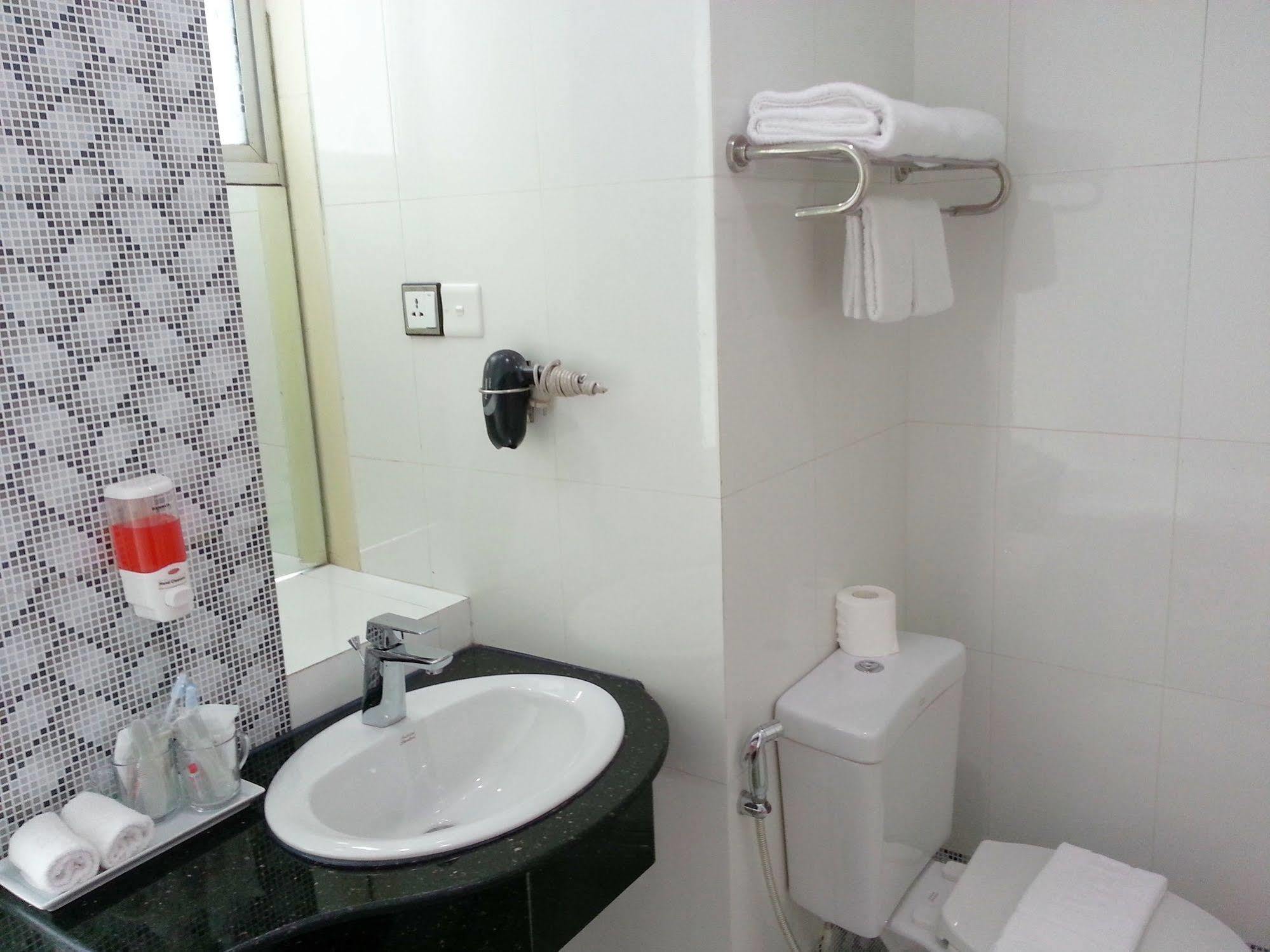 Grand Laurel Hotel Rangun Zewnętrze zdjęcie